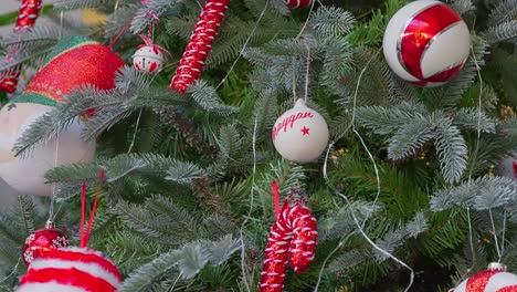 Weihnachtsbaum-Mit-Lichterkette-Und-Dekoration