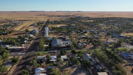 Antena:-Toma-De-Drones-Panorámica-En-Un-Arco-Izquierdo-Para-Revelar-Más-De-La-Ciudad-De-Winton,-En-Qld-Australia