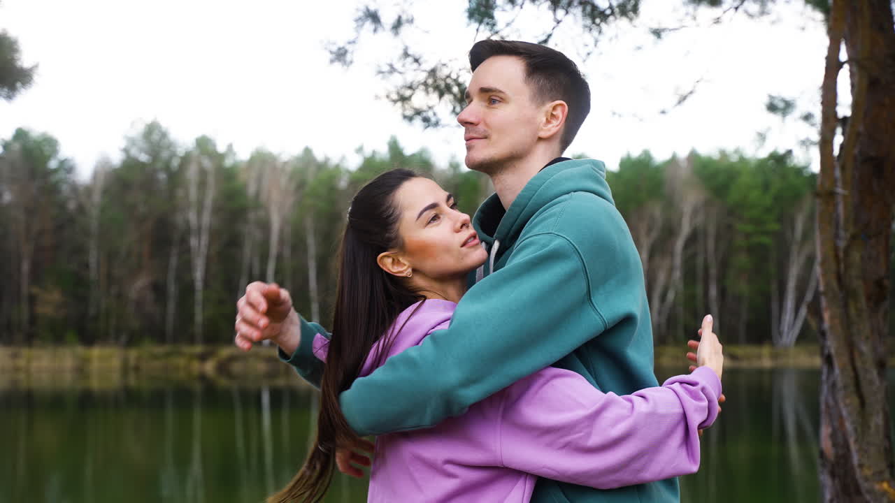 Pareja acurrucándose al aire libre.