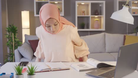 Junge-Nachdenkliche,-Verwirrte-Arabische-Frau-Im-Hijab,-Die-Am-Laptop-Arbeitet.