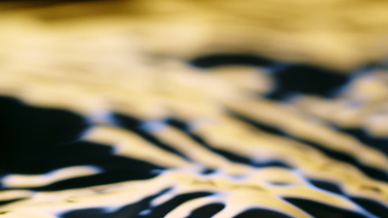 superficie de agua textura amarilla y azul con ondas limpias y fondo de refracción de onda