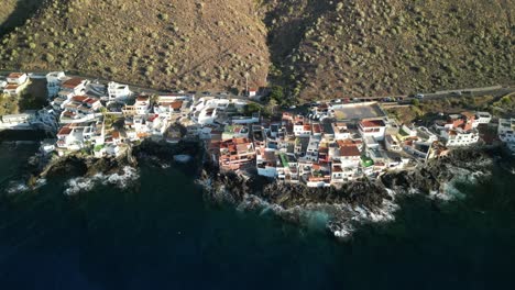 De-Derecha-A-Izquierda-Volar-Con-Un-Muy-De-La-Aldea-De-Pescadores-Costeros