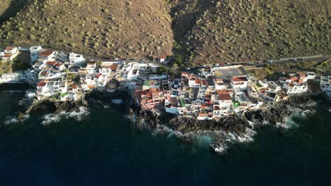 de derecha a izquierda volar por con un muy de la aldea costera de pescadores