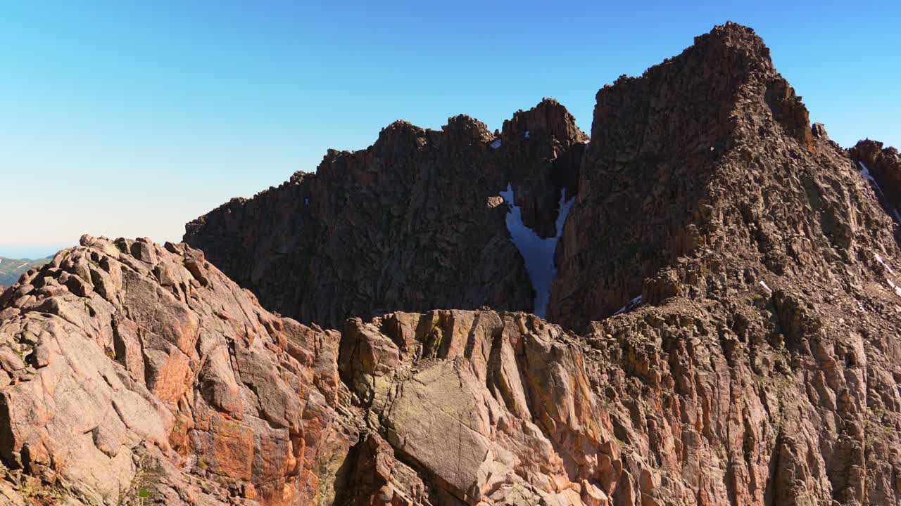 monte eulos al norte de la pasarela vista de la luz del sol pico windom pico lagos gemelos vista del sendero colorado cuenca de chicago tarde soleado cielo azul nublado primavera verano catorce julio san juan montañas rocosas zoom en