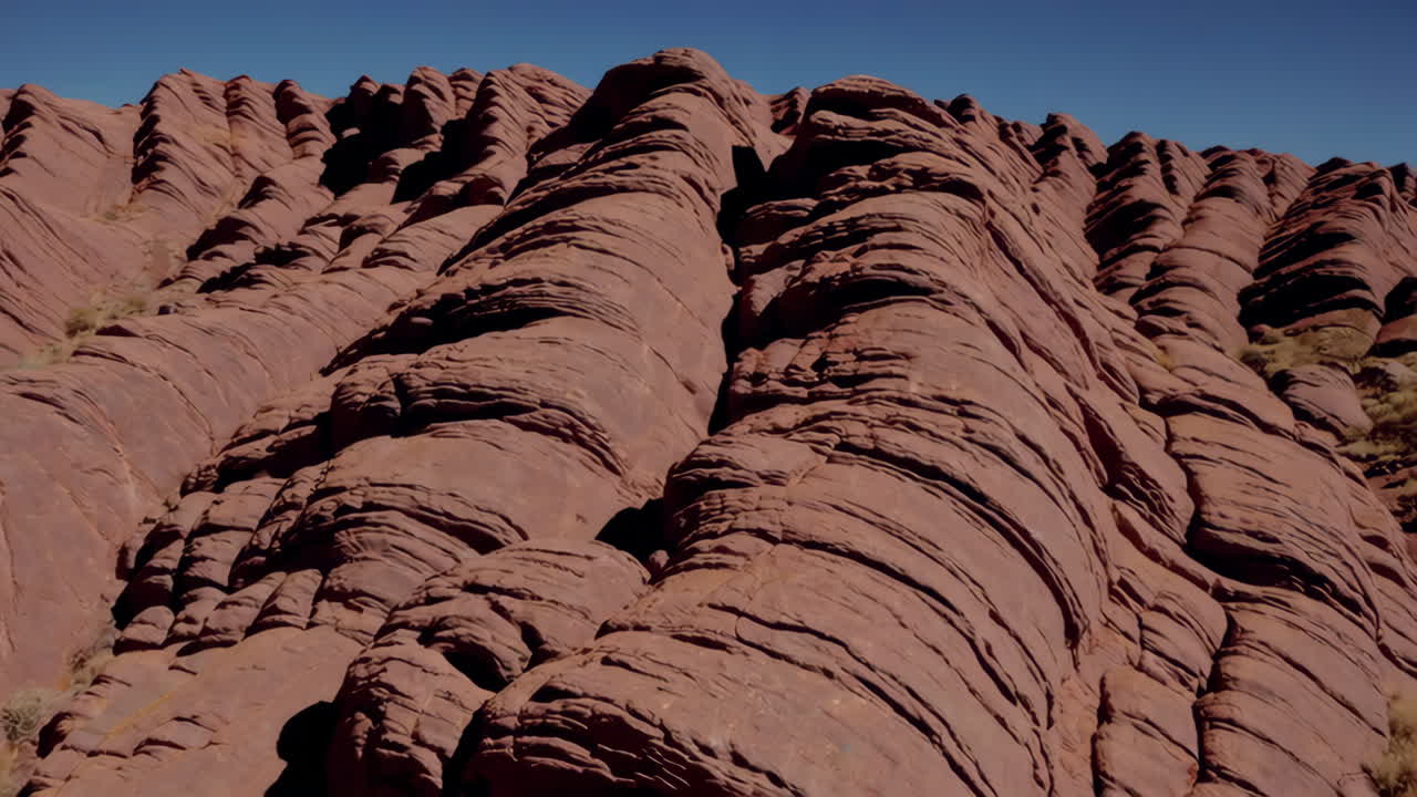formaciones rocosas rojas en un paisaje desértico