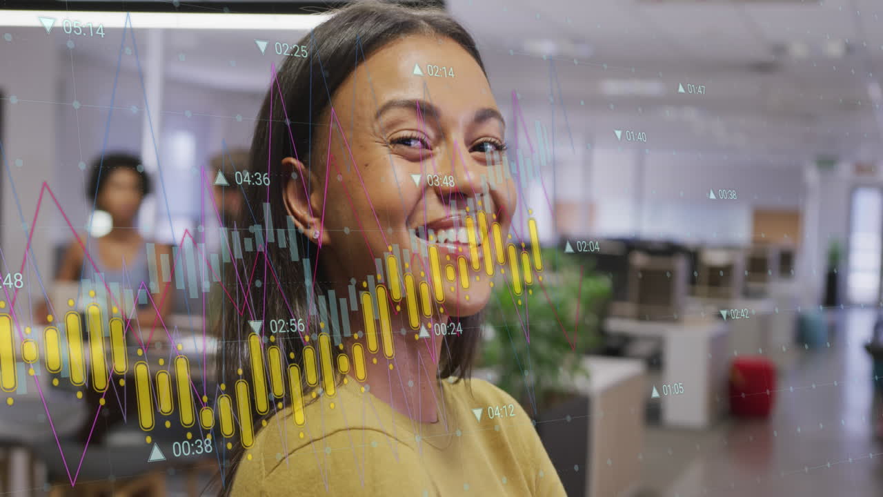 animación de múltiples gráficos con números cambiantes sobre una mujer biracial sonriente de pie con los brazos cruzados