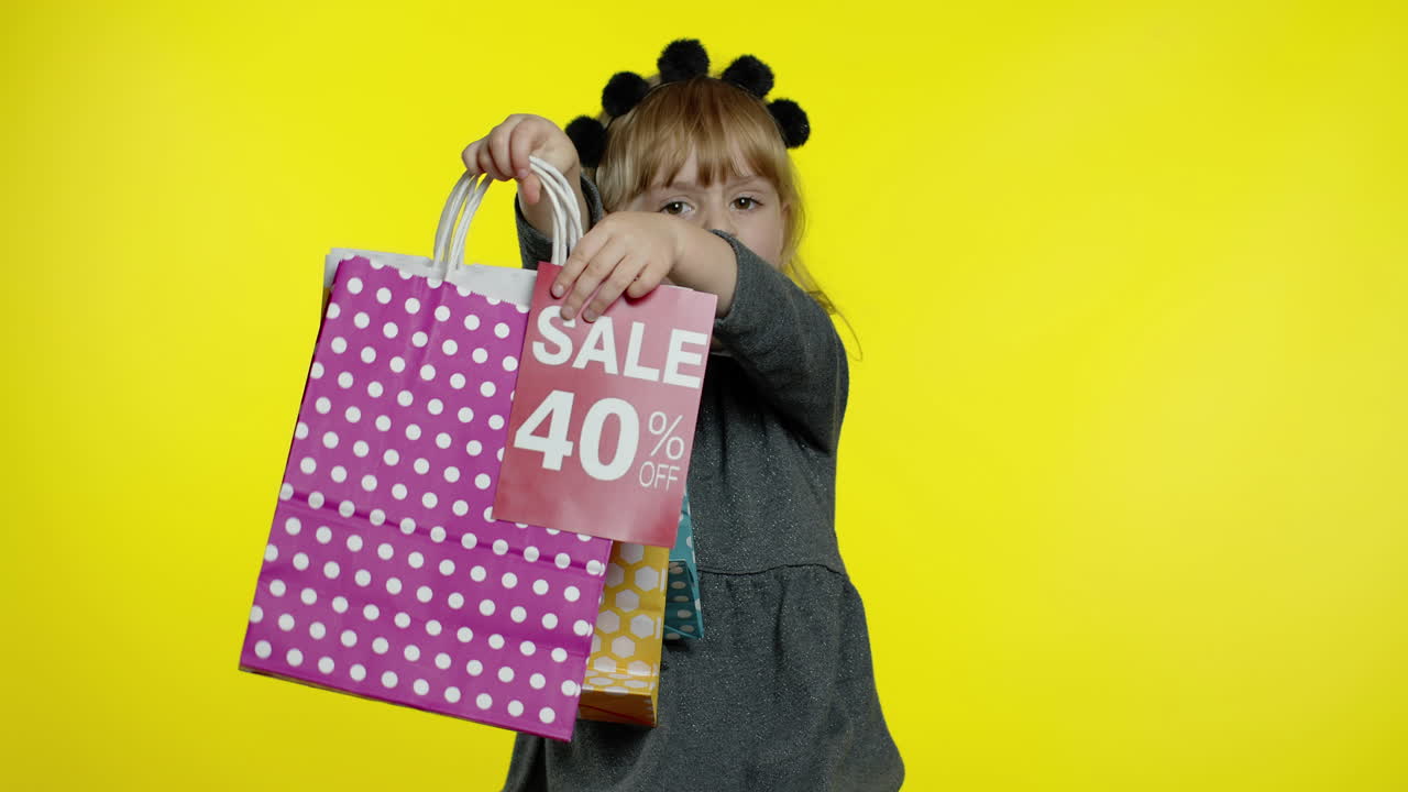 niña alumna con bolsas de compras que muestran hasta un 40 por ciento de descuento en el anuncio de texto de banner. venta de vacaciones