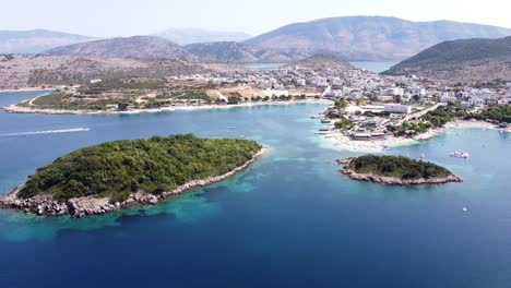 Stadtbild,-Küstenlinie-Und-Kleiner-Strand-Auf-Den-Ksamil-inseln,-Albanien---Langsam-Umkehrende-Antenne