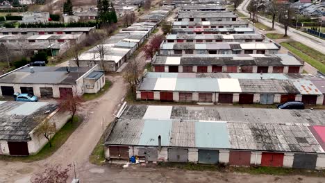 establecimiento, vista aérea de garajes de automóviles anticuados de propiedad privada de la era soviética en lituania, silute