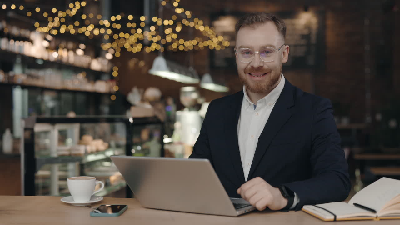 Uomo che lavora al computer portatile nella caffetteria