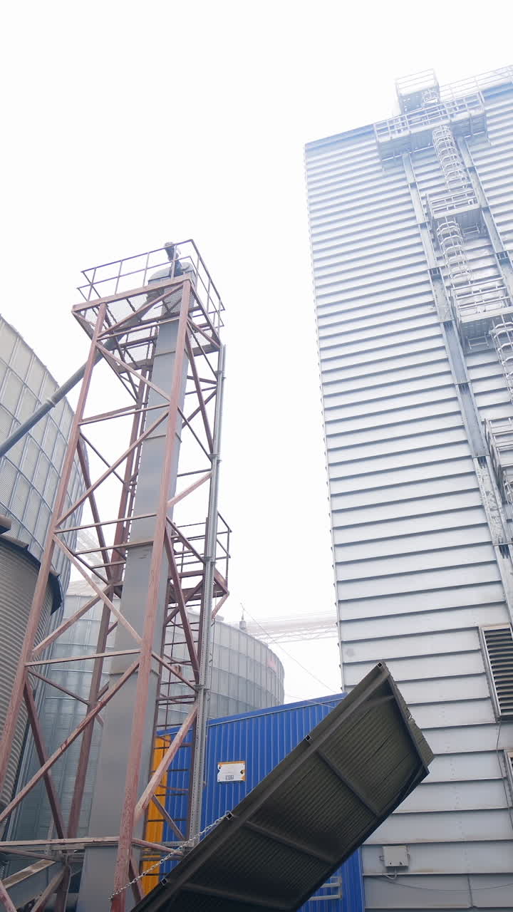 Costruzione di un grande ascensore industriale. Enorme architettura agricola in metallo