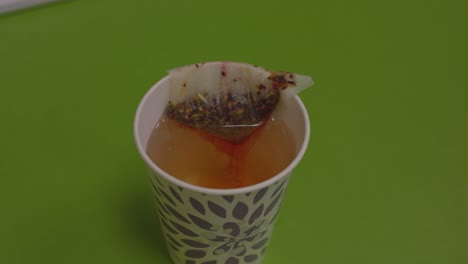 este video capturó la transformación de una taza de agua en una taza de té