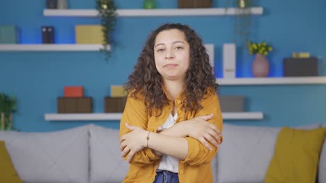 una joven fría y temblorosa.