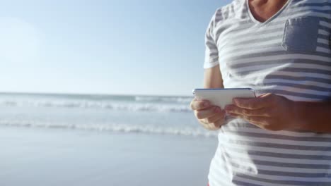 Mann-Benutzt-Mobiltelefon-Am-Strand