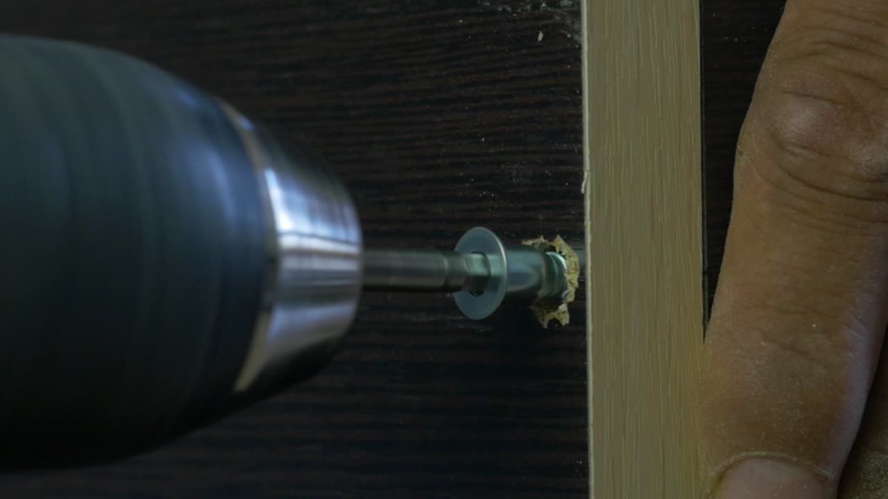 전기 드릴로 가구를 조립하는 것