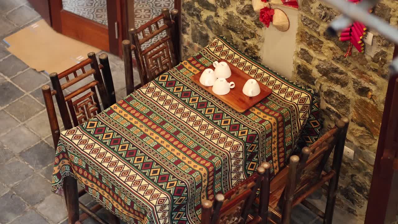 시간이 지남에 따라 컵이 테이블에서 사라집니다.