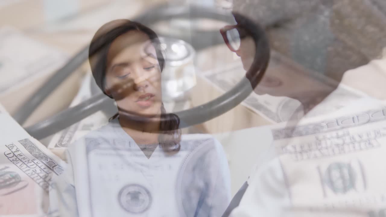 스테토스코프와 미국 달러 지폐의 애니메이션 여성 의사와 고위 여성이 이야기하고 있습니다.