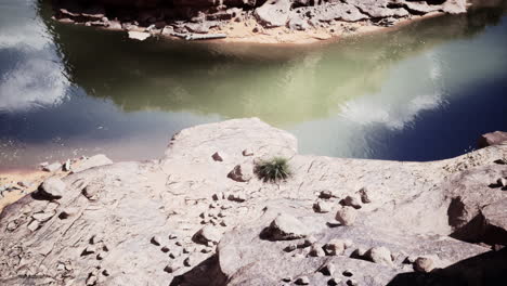 una vista panorámica de un río que fluye a través de un cañón rocoso