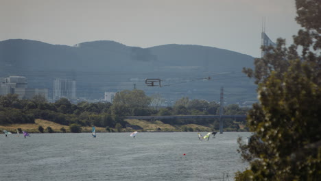 Surfer-Und-Wakeboarder-Auf-Der-Donau