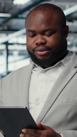 vertical video it expert in industrial data center analyzing infrastructure performance