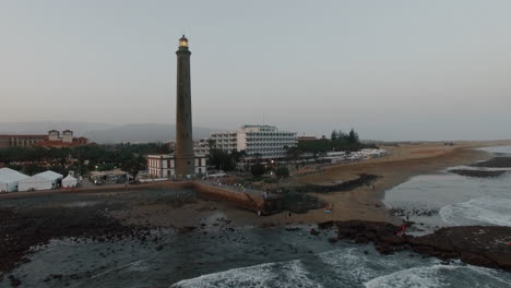 Toma-Aérea-De-La-Costa-Con-Resort-Y-Faro