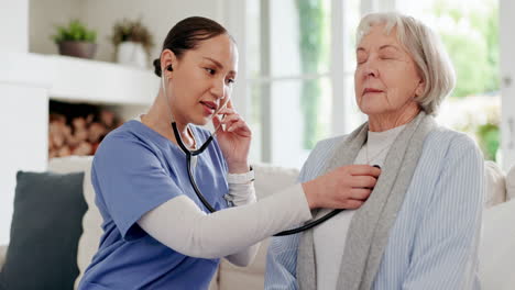 médico, paciente de edad avanzada o estetoscopio