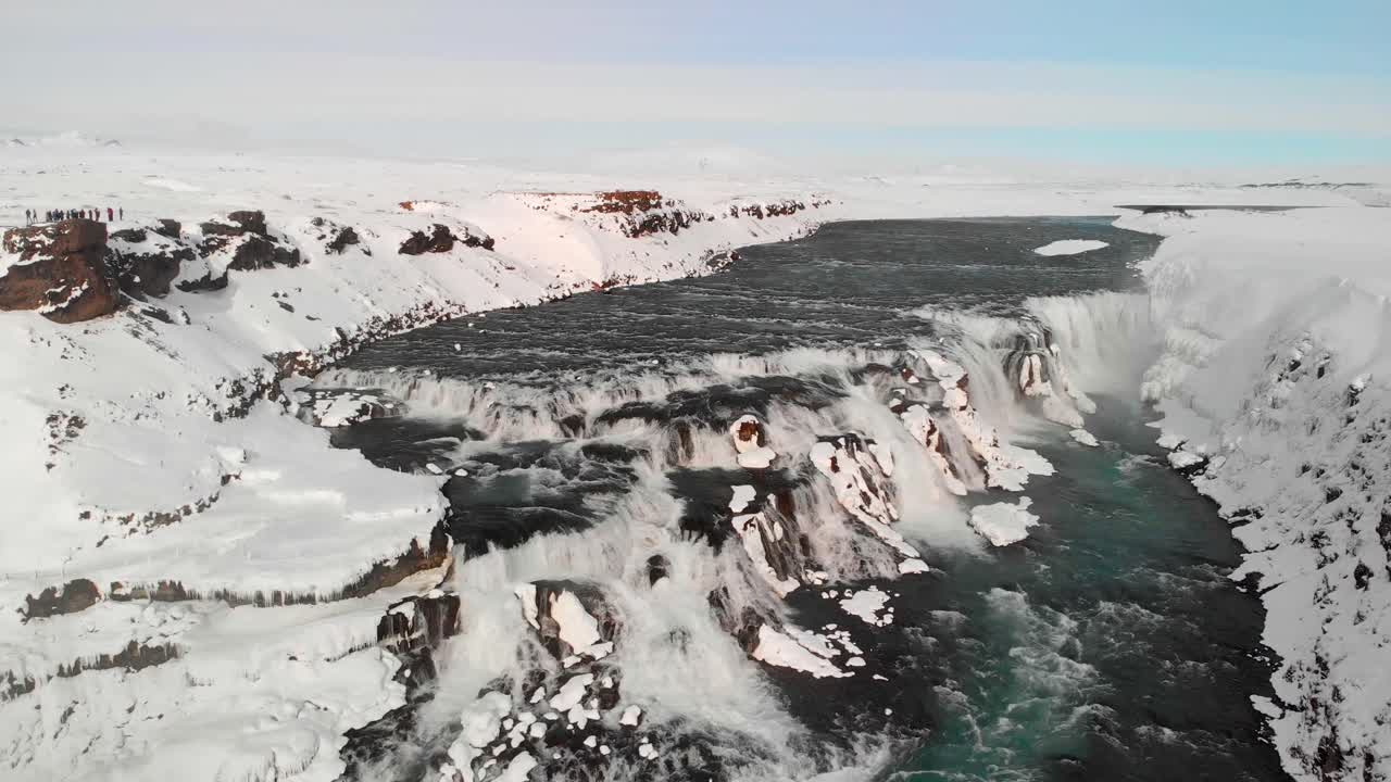 겨울 동안 아이슬란드에서 gullfoss 폭포의 무인 항공기 샷