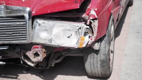 coche rojo dañado