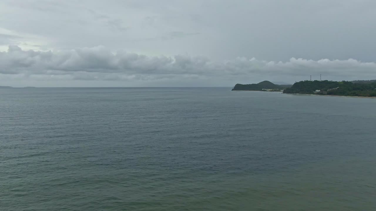 아름다운 백사장에서 바다로 둘러싸인 클라우드스케이프 아래 실루엣 섬까지 촬영한 풍경