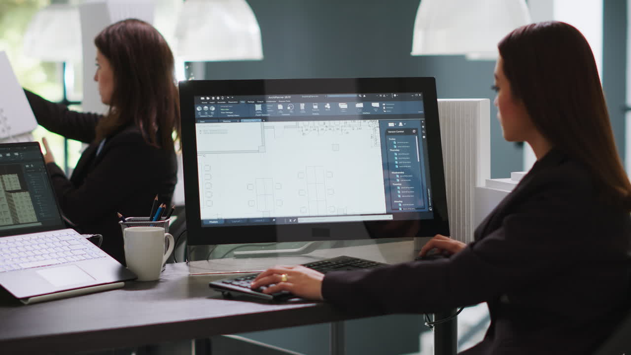 графический дизайнер, использующий инструмент cad для создания эскиза макета