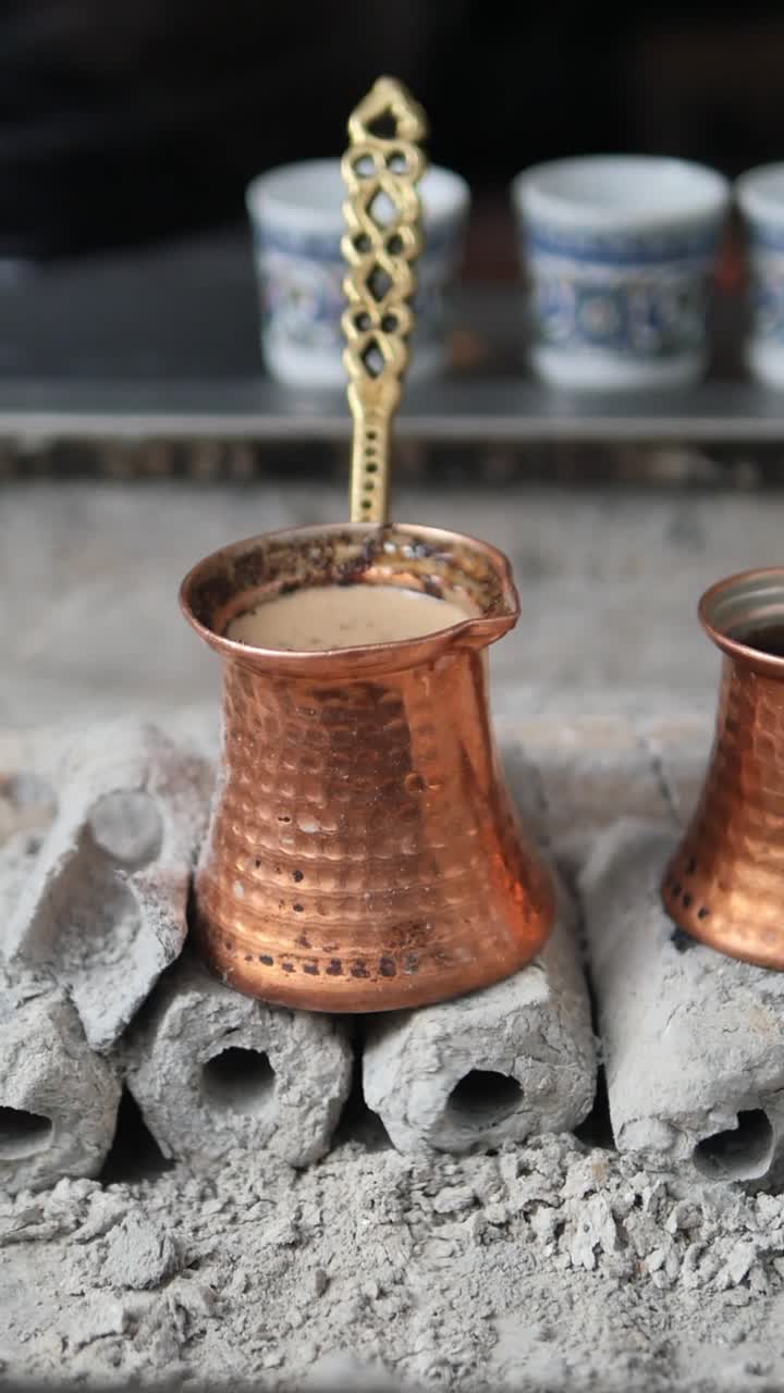 Tradisjonell tyrkisk kaffebrygging i kobbercezve på varmt kull