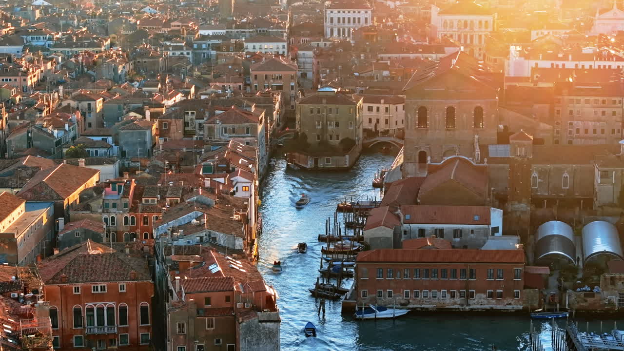イタリア、ベネチア市の建物の空撮ドローン映像