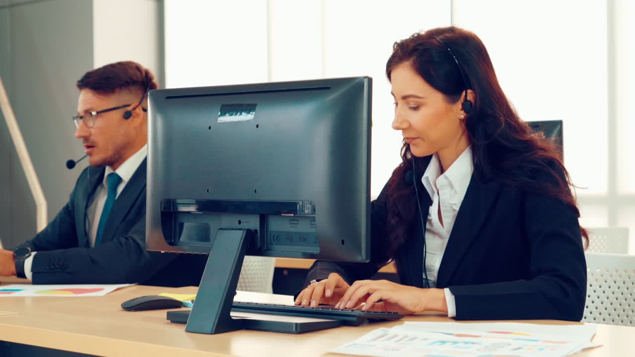 personas de negocios que usan auriculares trabajando en la oficina