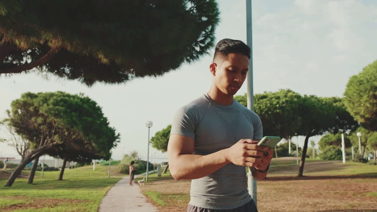 공원에서 전화를 사용하는 남자