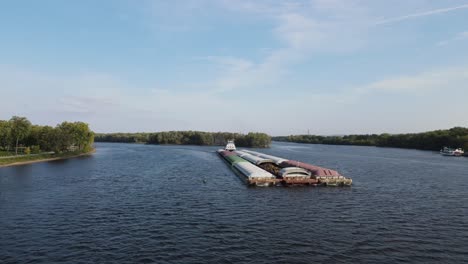 gran barcaza que transporta carga en el río mississippi en la crosse, wisconsin