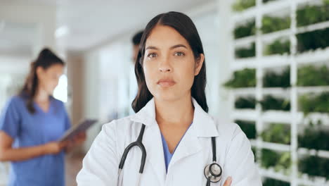Doctor,-Mujer-Y-Rostro-De-Empleado-Del-Hospital.