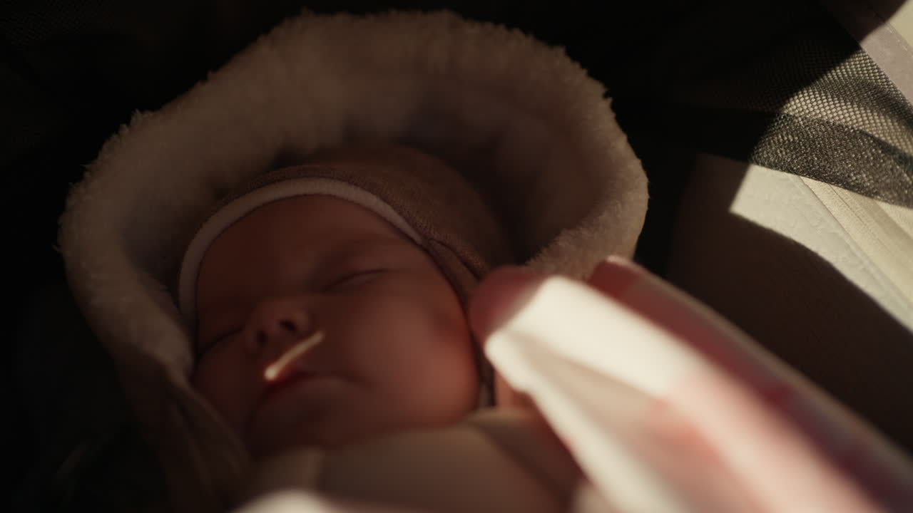 Fredfyldt baby, der sover i varmt sollys med bløde skygger