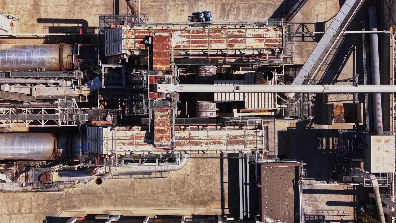 Sito industriale che mostra macchinari e tubazioni di giorno