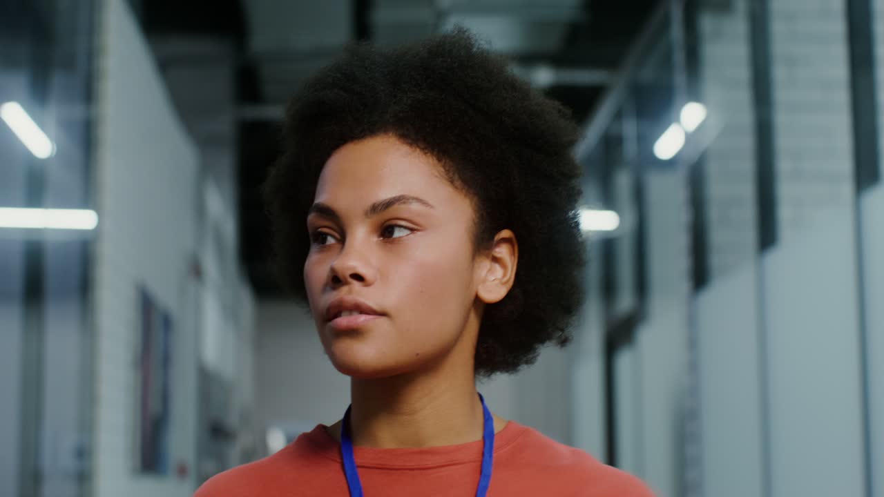 mujer en un pasillo de la oficina