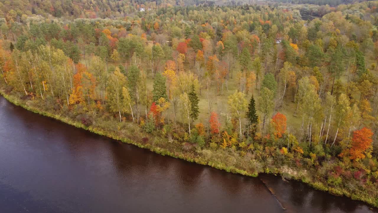 sigulda ciudad de letonia en el mes de octubre