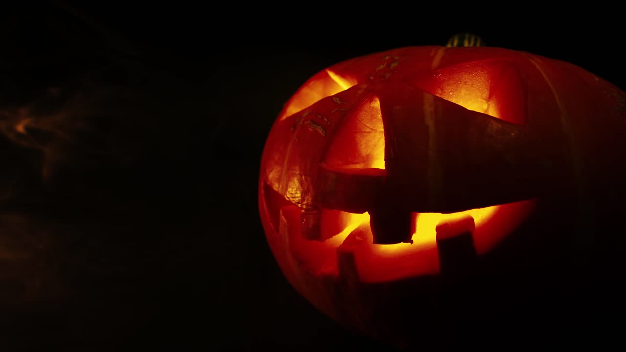 un viejo y aterrador jack-o-lantern sobre un fondo negro.