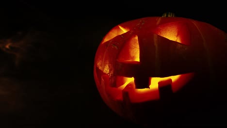 Beängstigend-Alte-Jack-o-Laterne-Auf-Schwarzem-Hintergrund.