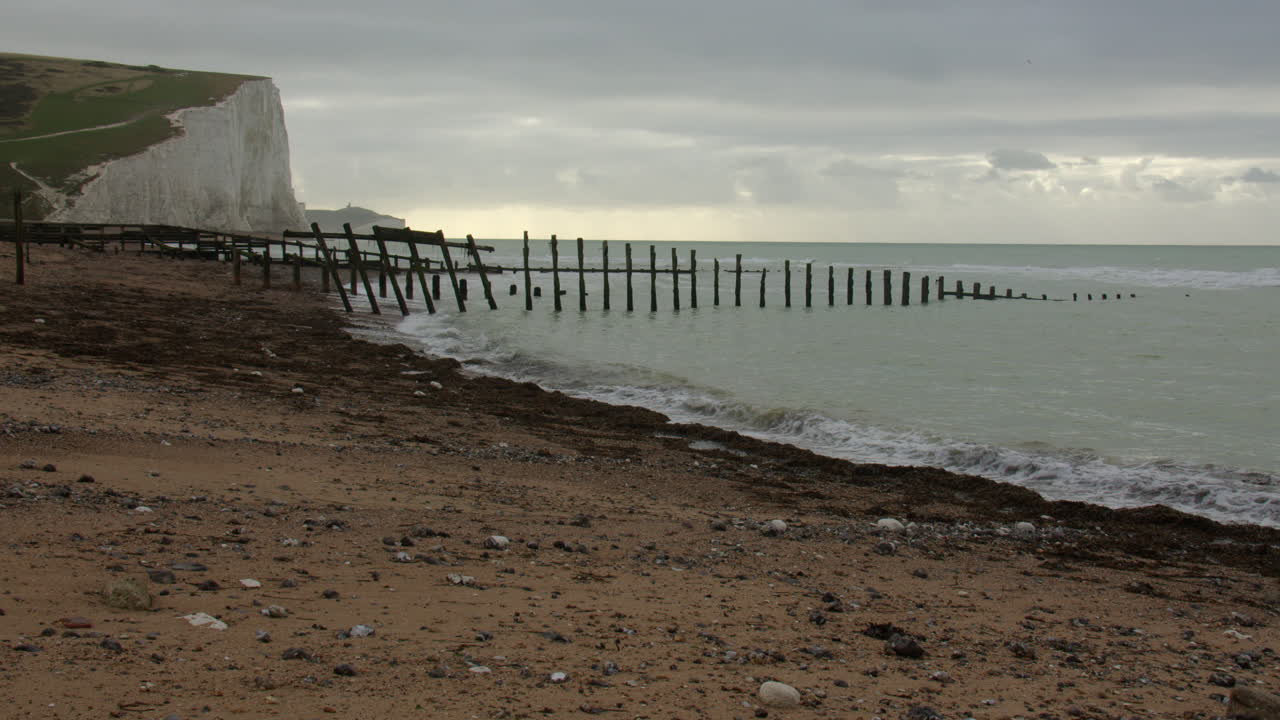 Billede af Seven Sisters Klinten fra stranden med ødelagte høfder ved Cuckmere Haven strand, ved siden af Seaford Head.