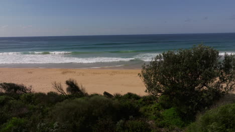 Drohne-Zeigt-An-Einem-Sonnigen-Tag-Eine-Aufnahme-Des-Leeren-Gillards-Beach-In-Australien