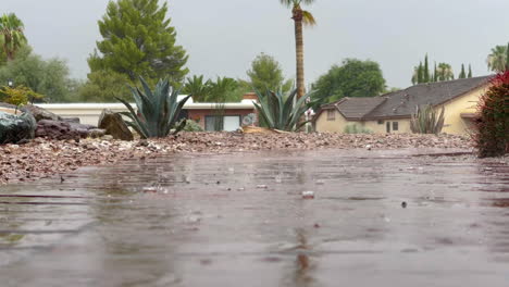 fuerte tormenta de lluvia en la ciudad, primer plano del pavimento