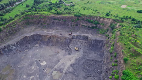 los dumpers y las máquinas están trabajando en la mina de la cantera