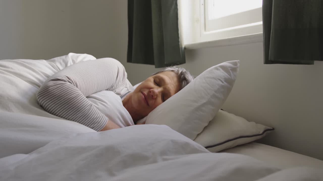 mujer mayor sola en casa