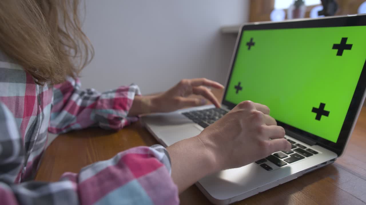 manos de mujer escribiendo y desplazándose en un trackpad en un ordenador portátil ordenador portátil de primer plano. puntos de seguimiento con un alfiler de perspectiva en ángulo. oficina en casa y trabajo remoto