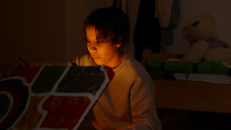 niña sorprendida abriendo un estuche vintage mágico, levantando la tapa a la luz encantada brillante