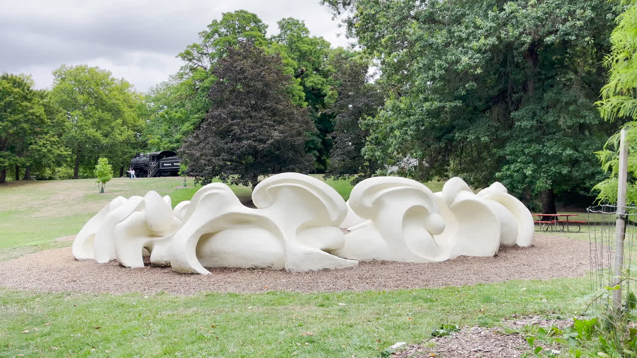 오리건 주 코발리스 에 있는 에버리 파크 (avery park) 는 많은 나무 와 식물 들 이 있는 인기 있는 도시 공원 이다.